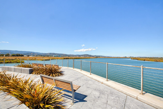 Vista al agua rodeada de nuestro complejo - Blu Harbor by Windsor