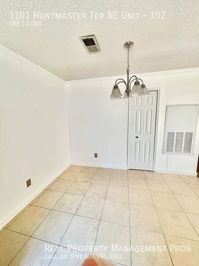 Foto del edificio - Beautifully Updated 3 Bedroom 2 Bath Condo...