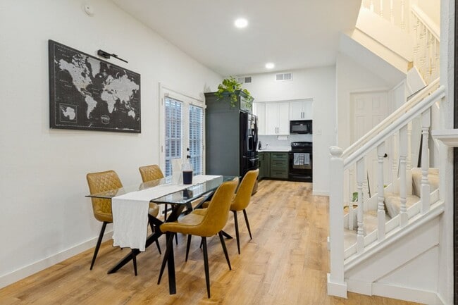 Building Photo - Modern & Stylish Loft Style 2 Bedroom Condo in Oaklawn!