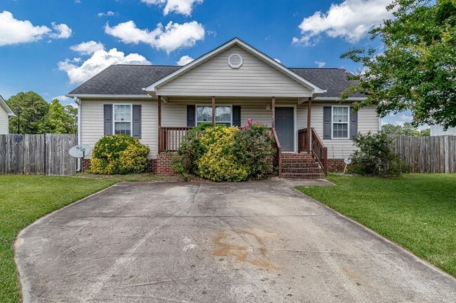 Building Photo - ADORABLE 3 BR, 2 BA W/ FENCED-IN BACKYARD ...