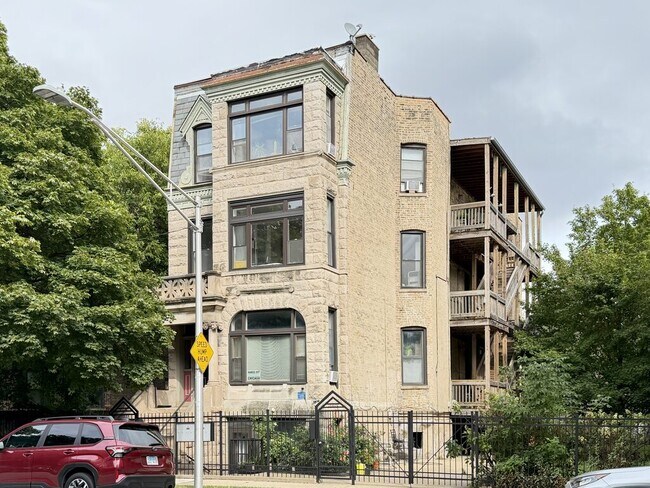 Building Photo - 1009 N Sacramento Ave