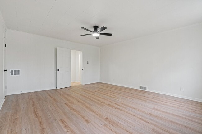 Building Photo - 2 bed 1 bath - all updated, central air, laundry, great location