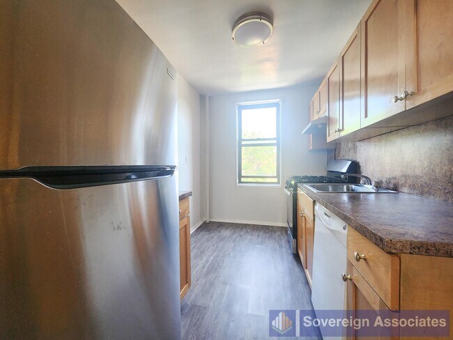 Foto del edificio - 525-527 Riverdale Avenue