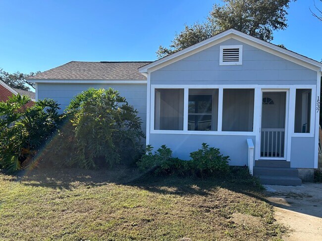 Building Photo - 1537 Oak Ave