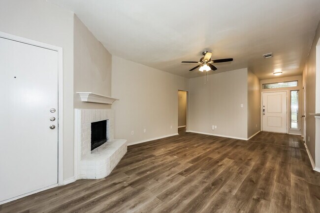 Foto del edificio - 2628 Hidden Springs Dr