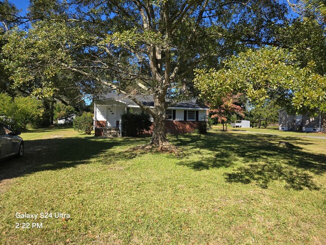 Building Photo - 3 Bedroom, 1 bath House with large yard an...