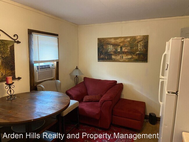 Building Photo - 1 br, 1 bath House - 409 W. Main Guest House