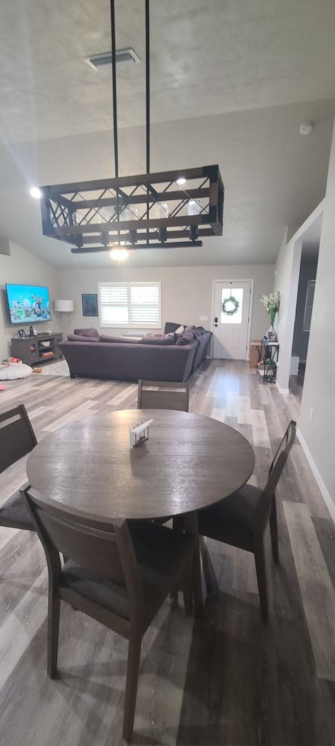 Foto del edificio - Beautiful 3BR/2BA home with large fenced-i...