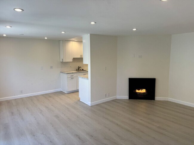Foto del edificio - Bright and breezy, updated 2+2 condo in Playa Del Rey, fireplace, pool
