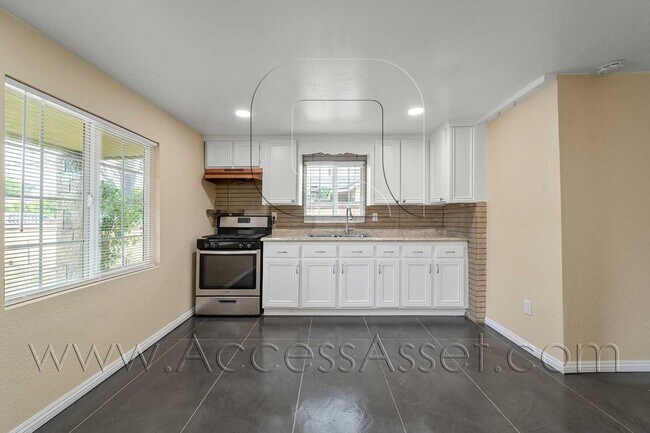 Building Photo - Western Style 3 Bed/1 Bath Home In San Ber...