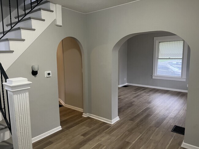 Foto del edificio - 102 N Greenmount Ave