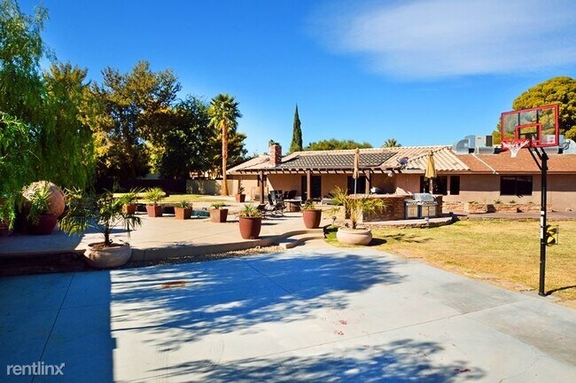 Foto del edificio - 4 br, 3 bath House - 3445 West Maule Ave