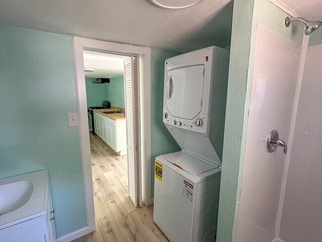 Building Photo - 1 Bed 1 Bath Cottage