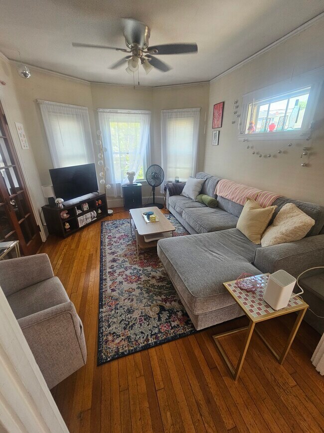 living room looking from dining room - 32 Sunset Rd