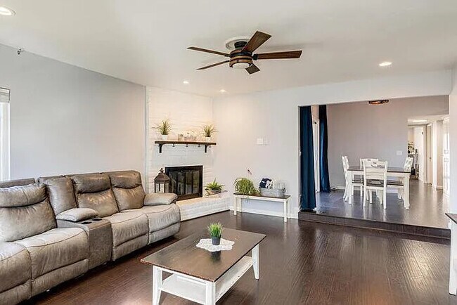 Building Photo - Beautiful 3 bedroom 2 bathroom duplex in C...