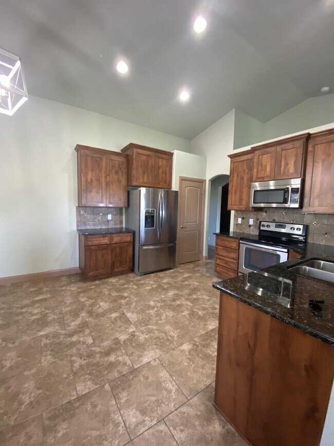 Building Photo - 733 N Foudy Pl