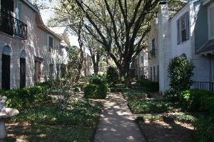 Foto del edificio - 2811 Woodbury Dr