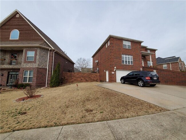 Foto del edificio - 6113 W Pleasant Dr