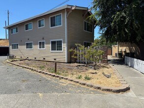 Building Photo - 2225 Hillsborough Ct