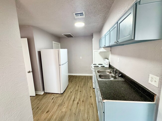 Building Photo - 1 Bed / 1 Bath Close to the Plaza