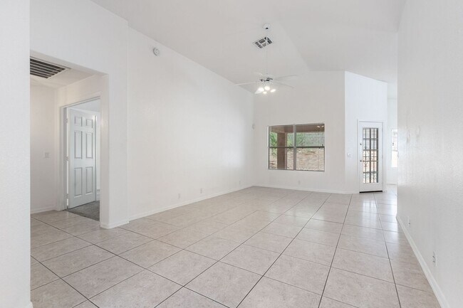 Building Photo - Enjoy an open floor plan with all appliances!