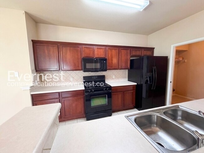 Building Photo - 4 Bed, 2 Bath Home with Fenced Yard and Garage Parking / Available now!