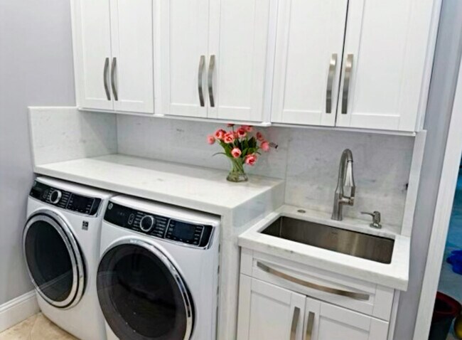 Foto del edificio - Furnished House - 15202 82nd Street N.