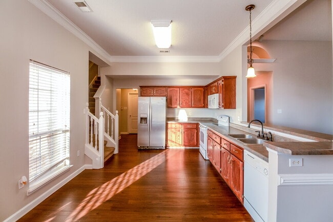 Building Photo - 2104 Eubanks Ln