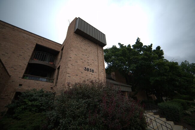 Foto del edificio - 3838 N Oakland Ave