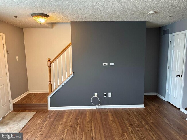 Foto del edificio - 3002 Creekside Ct