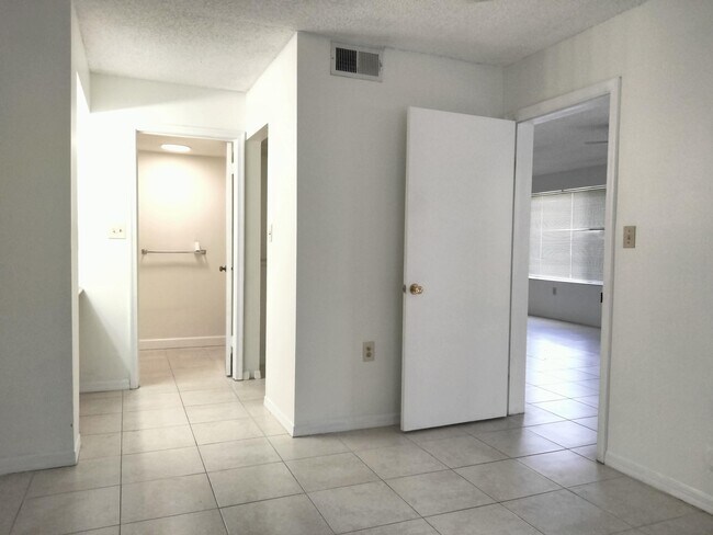 Building Photo - 17101 Glenmoor Dr