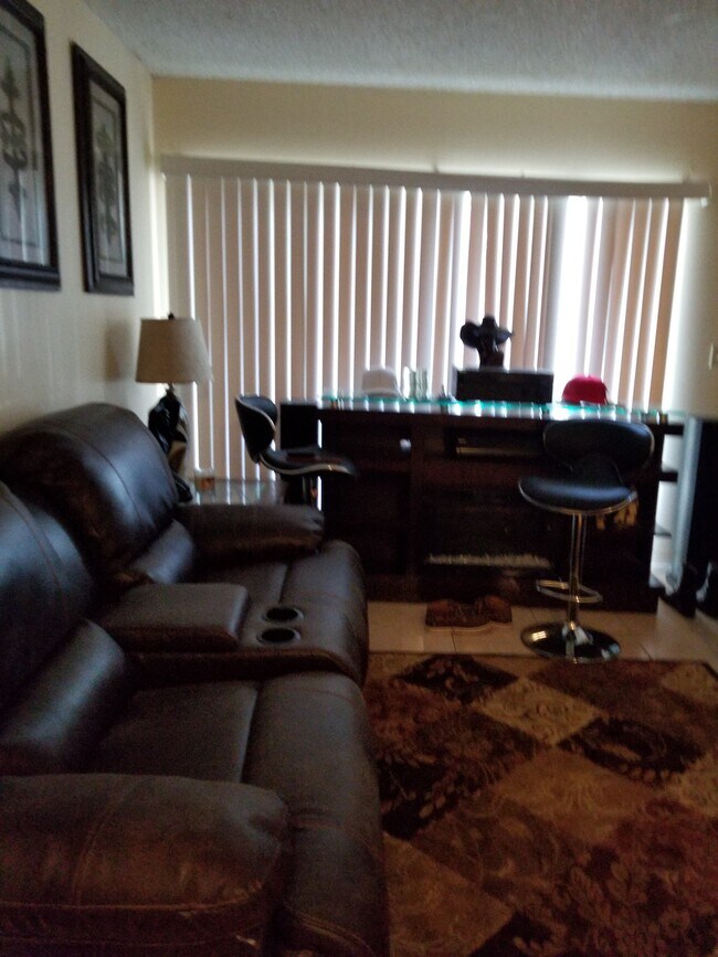 Foto del edificio - 1056 N Benoist Farms Rd