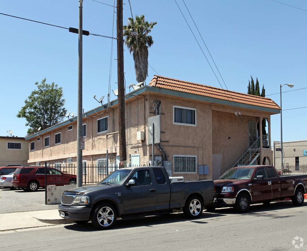 Primary Photo - 16208 Vanowen St
