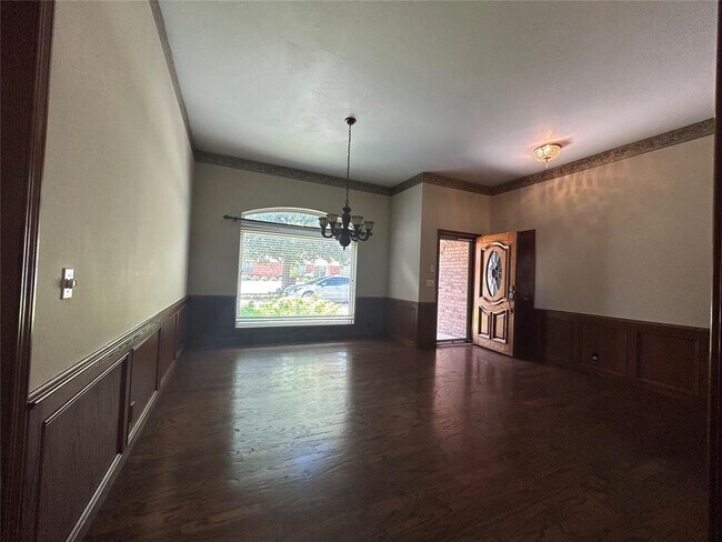 Building Photo - 9908 Thompson Ave