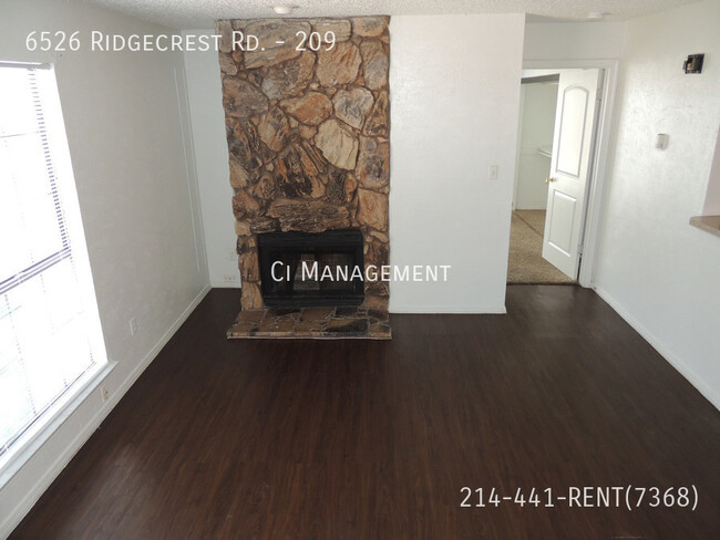 Building Photo - New listing in an amazing location! Call t...