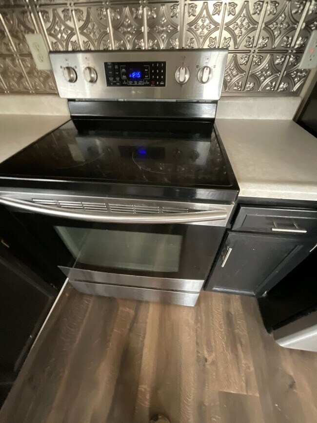 Foto del edificio - 3 Bedroom 2 Bathroom House Available