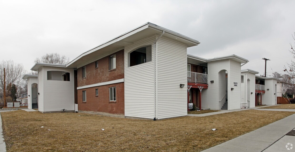 Primary Photo - Majestic Manor Apartments