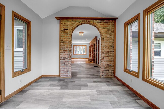 Building Photo - 394 Quaker Rd
