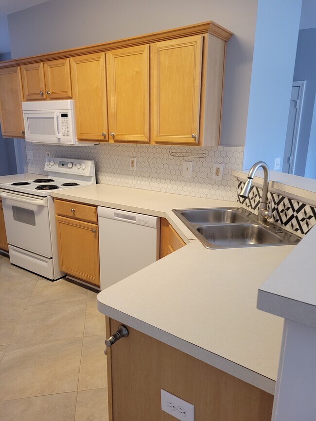 kitchen w/ tile backsplash - 3779 Town Square Cir NW