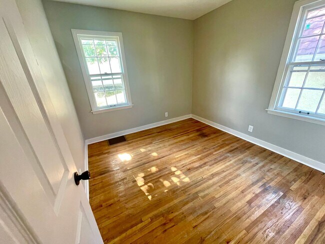 Foto del edificio - Charming 4bd. Tons of storage and 2 car garage!