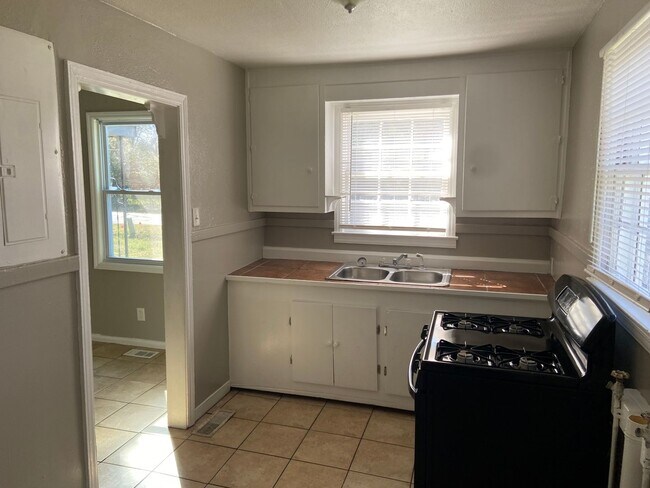 Foto del edificio - **ON HOLD**2 Bedroom / 1 Bathroom Room *PL...