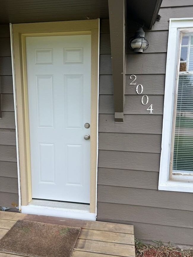Building Photo - 2 bedroom house with fenced in back yard i...
