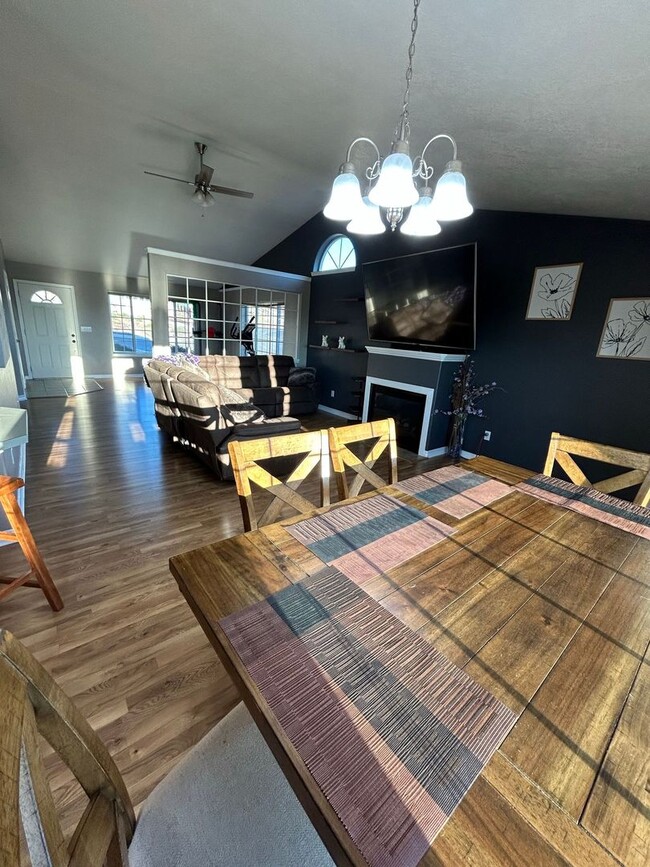 Building Photo - Short term Furnished Home