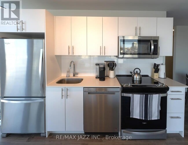 Building Photo - 80 Bond St E