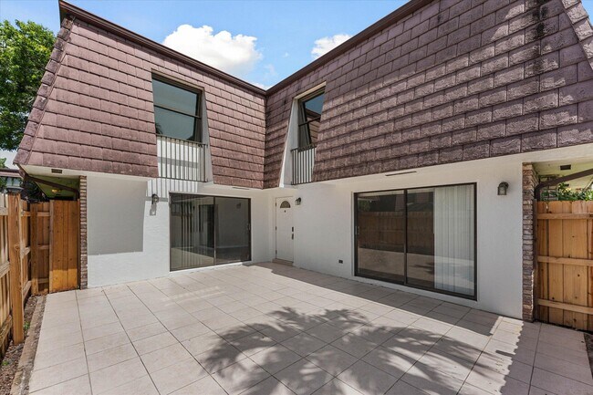 Foto del edificio - 7683 Courtyard W Run