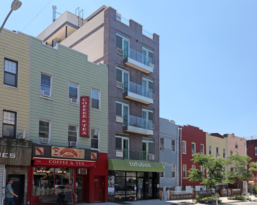 Building Photo - 632 Grand St