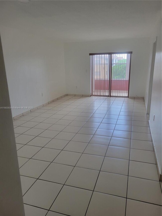 Foto del edificio - 120 Royal Palm Rd