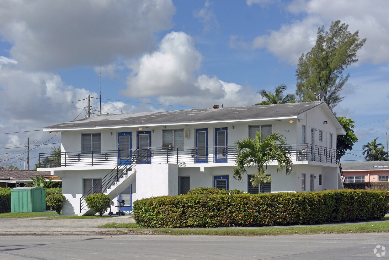 Primary Photo - 3000 NW 20th St
