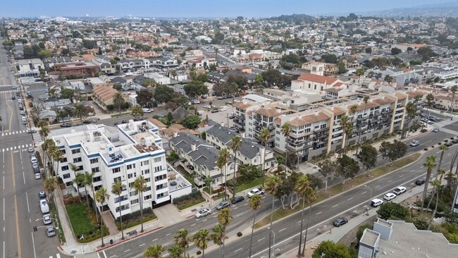Building Photo - Beautiful 4-bedroom, 2.5-bath tri-level to...