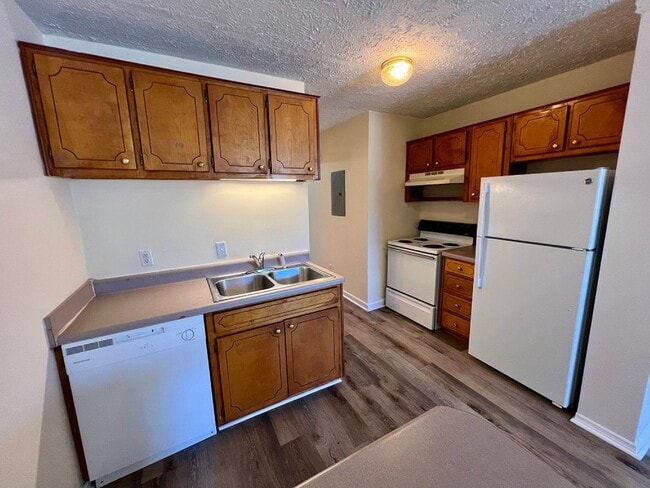 Building Photo - *END UNIT* 1 Bed/1 Bath Apt., Water Included